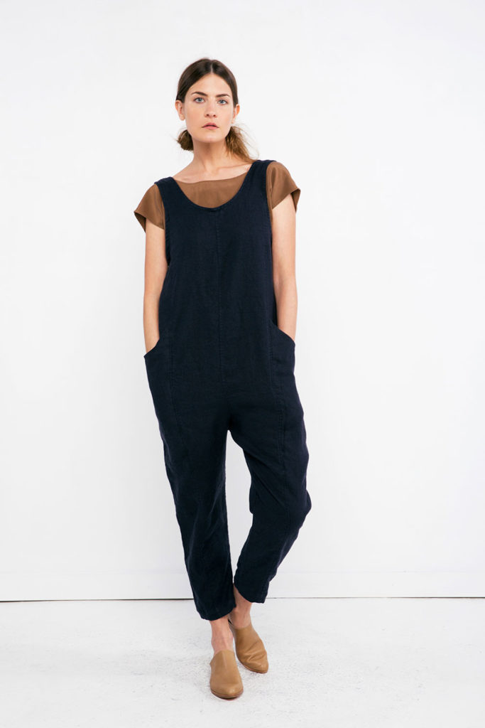 01-elizabeth-suzann-product-clyde-jumpsuit-midweight-linen-navy